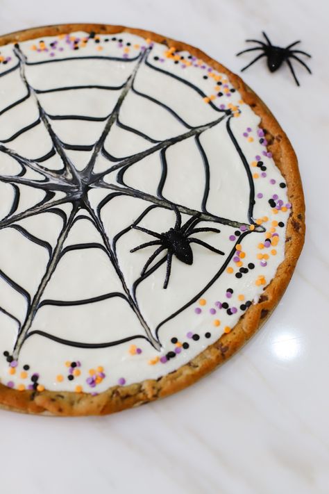 Halloween cookie pizza Halloween Cookie Pizza Ideas, Spider Web Cookie Pizza, Cookie Pizza Halloween, Spiderweb Cookie Cake, Spider Cookie Cake, Cookie Dough Pizza Recipe, Giant Halloween Cookie, Spider Web Cookie Cake, Halloween Cookie Pizza