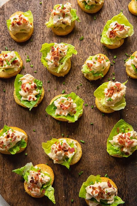 Chicken Salad Crostini, Chicken Canapes Ideas, Chicken Canapes, Chicken Crostini, Savoury Canapes, Caesar Salad Bites, Caesar Sauce, 20 Anniversary, Melba Toast