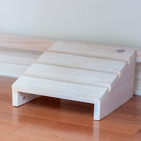 How to make a simple DIY footrest using scrap wood for under your desk.  This ergonomic wooden footrest is perfect for comfort. Footrest Under Desk, Under Desk Footrest, Footrest Ideas, Diy Footrest, Desk Footrest, Commission Ideas, Diy Kids Table, Wooden Footstool, Woodworking Plans Beginner