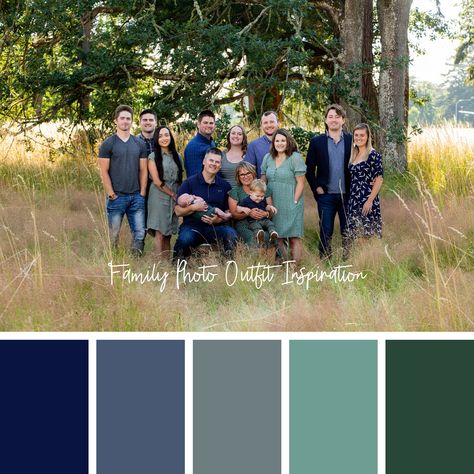 What To Wear: Family Photo Edition Big Family Photo Shoot Ideas, Large Family Photo Shoot Ideas, Picture Color Schemes, Extended Family Pictures, Family Photos What To Wear, Family Photo Colors, Big Family Photos, Extended Family Photos, Large Family Photos