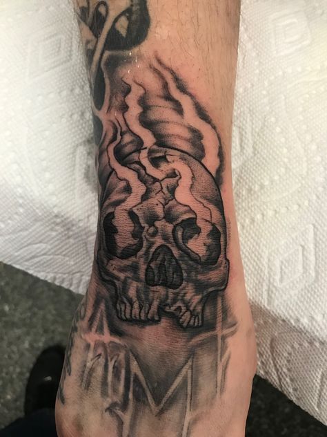 Black and Grey flame skull tattoo Flame Skull Tattoo, Flame Tattoo, Flame Skull, Flaming Skull, Tattoos Arm, Flame Tattoos, Skull Tattoos, Tattoo Style, Picture Tattoos