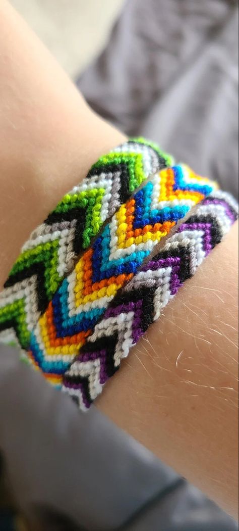 Ace Pride, Pride Bracelet, Lgbt Love, Pride Outfit, Diy Crafts To Do, Bracelet Patterns, Cute Jewelry, Fun Crafts, Embroidered Friendship Bracelet