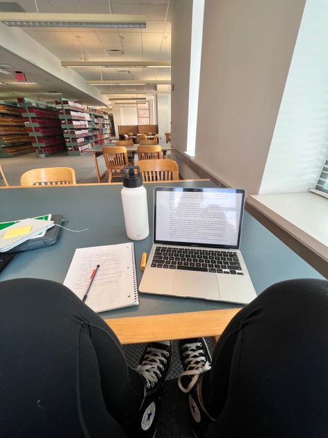 Rich College Girl Aesthetic, College Applications Aesthetic, Cozy College Aesthetic, College Aethestic, Romantising College, College Commuter Aesthetic, Romanticizing College Aesthetic, College City Aesthetic, College Sports Aesthetic