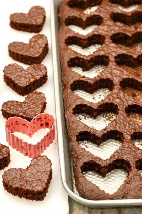 Mini Heart Cupcakes, Heart Shape Cupcakes, Heart Shaped Brownies Valentines, Heart Shaped Mini Cakes, Heart Shape Desserts, Heart Shaped Food Ideas, Heart Shaped Brownies, Heart Shaped Desserts, Heart Shaped Cupcakes