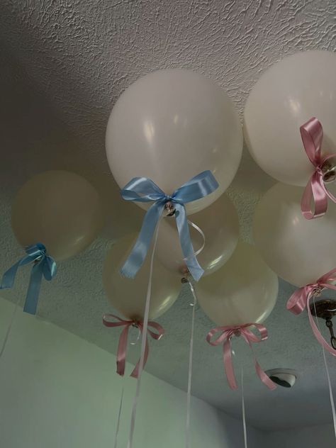 He Or She It’s Up In The Air Gender Reveal, Cute Gender Reveal Decorations, 2025 Gender Reveal Ideas, White Gender Reveal Decor, Birthday Gender Reveal Ideas, Chill Gender Reveal, Small Gender Reveal Decorations, White Gender Reveal Decorations, Cutest Gender Reveal Ideas