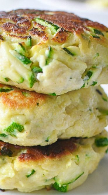 Cheezits Recipe, Zucchini Ricotta Fritters, Zucchini Ricotta, Ricotta Fritters, Vitamix Recipes, Easy Zucchini, Fritter Recipes, Low Carb Paleo, Crab Cakes