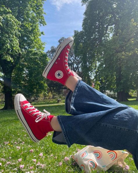 Chuck Outfits Women, Cute Shoe Pics, Red Chucks Outfit, Red Era Aesthetic, Red Converse Aesthetic, Toxic Society, Chucks Outfit, Stranger Things Vibes, Red Chucks