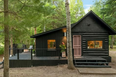 Black Log Cabin Exterior, Black Log Cabin, Ikea Faucet, One Room Cabin, Log Cabin Exterior, Black Cabin, Old Cabin, Parachute Home, Cabin Exterior