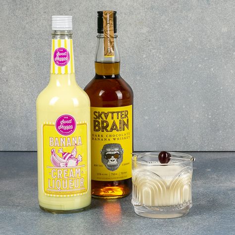 No monkey business from us...our Chocolate Banana Split cocktail using Skatterbrain Dark Chocolate Banana Whiskey, The Sweet Shoppe Banana Cream Liqueur & Barsmith Luxury Bourbon Cherries is veryyyy a-peeling & tastes like dessert in a glass 😋🍌 Full recipe below! 👇 Ingredients: ◾1 1/2 oz. Skatterbrain Dark Chocolate Banana Whiskey ◾1 1/2 oz. The Sweet Shoppe Banana Cream ◾1 Barsmith Bourbon cherries Banana Wine, Dark Chocolate Banana, Whiskey Cream, Bourbon Cherries, Recipes Using Bananas, Whiskey Recipes, Desserts In A Glass, Alcholic Drinks, Cream Liqueur