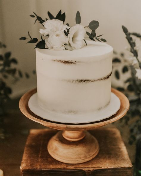 Wedding Cake Eucalyptus, Wedding Cake Minimalist, 1 Tier Wedding Cakes, Wedding Cakes One Tier, Small Simple Wedding, Mini Wedding Cakes, Boho Wedding Cake, Small Wedding Cakes, Wedding Cake Rustic