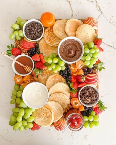 This Pancake Charcuterie board is a fun way to present breakfast for a crowd during a weekend morning. It doesn't only look beautiful and creative, but it's a crowd pleaser and for the whole family, with so many options to chose from #breakfastcharcuterie #breakfastcharcuterieboard #pancakeboard #pancakecharcuterieboard Pancake Charcuterie Board, Cute Charcuterie, Harry Potter Parties, Breakfast Brunch Party, Harry Potter Parties Food, Breakfast Charcuterie, Breakfast For A Crowd, Parties Food, Breakfast Party