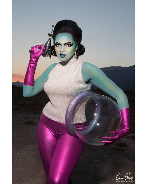 👽Viva Las Vegas SPACE CADET / ALIEN INVASION Photoshoot with MUAH @JenniferCorona . A Photoshoot from OUT OF THIS WORLD! How would you like… Mod Alien Costume, Alien Disguised As Human, Retro Futurism Fashion 1960s, Space Style Fashion, Pretty Alien Costume, Alien Costume Women’s, Space Age Costume, Vintage Alien Aesthetic, Martian Costume Women