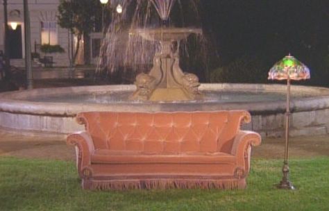 Friends opening - couch, lamp, fountain Friends Sofa, Tattoo Tv Shows, Friends Season 1, Orange Couch, Smelly Cat, Friends Central Perk, Friends Season, Friends Series, Parc D'attraction