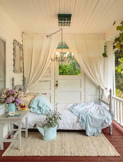 Front Porch Country, Shabby Chic Veranda, Porch Farmhouse Decor, Porch Farmhouse, Muebles Shabby Chic, Shabby Chic Porch, Farmhouse Front Porch, Shabby Chic Decor Bedroom, Chic Bedroom Decor