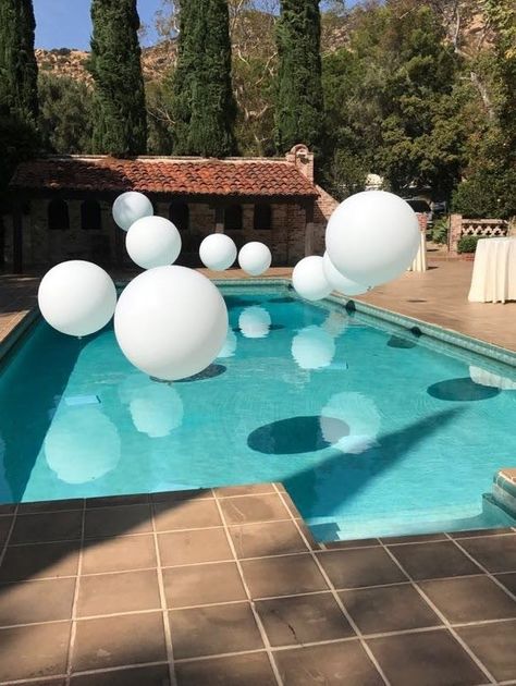 Pool Wedding Decorations, Baby Shower For Men, Bbq Theme, Huge Balloons, Bohemian Bridal Shower, Pool Wedding, Jumbo Balloons, Summer Wedding Decorations, Pool Party Decorations