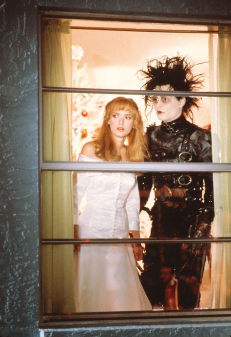 edward scissorhands Winona Forever, Tim Burton Films, Tim Burton Movie, Septième Art, I Love Cinema, Edward Scissorhands, Winona Ryder, Great Films, Book Tv