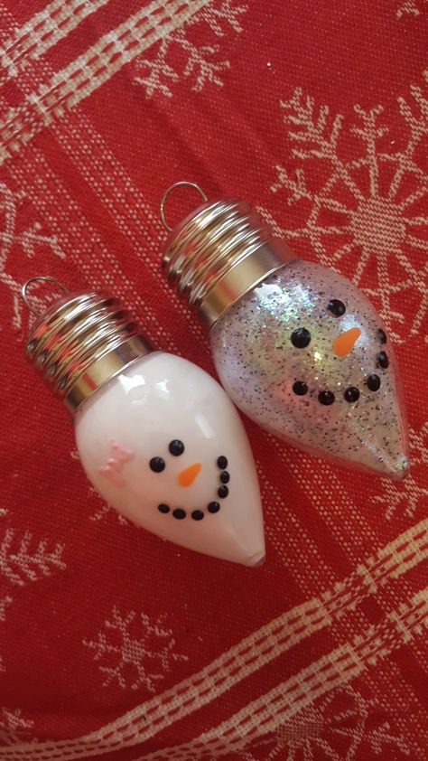 DiY snowmen couple ornaments Couple Christmas Ornaments Diy, Diy Couples Ornaments, Diy Couple Ornament, Light Bulb Ornaments Diy Ideas, Couples Ornaments Diy, Couple Ornaments Diy, Christmas Decor Diy Crafts, Couple Christmas Ornaments, Christmas Ideas Diy