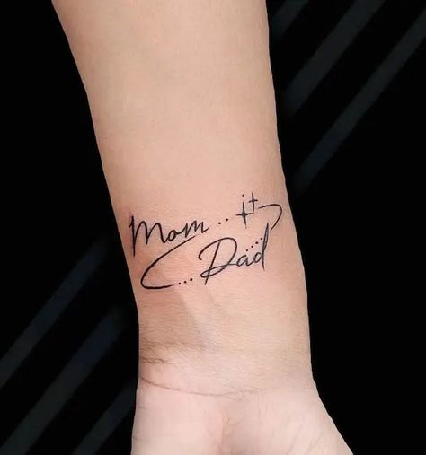 Mom Related Tattoos, Royal Tattoos For Women, Mumma Papa Tattoo, Parents Name Tattoos Ideas For Women, Dad Mom Tattoo Design, Tattoo Ideas Parents Mom And Dad, Tattoo Ideas Dedicated To Mom, Tattoo Ideas Mom And Dad, Mom Dad Tattoo Design For Men