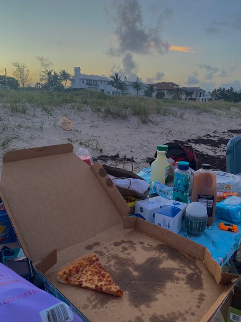 Beach Picnic Food, Beach Picnic Foods, Summer Beach Picnic, Picnic Inspo, Belly Conklin, Trip Aesthetic, Classic Pizza, Food Pizza