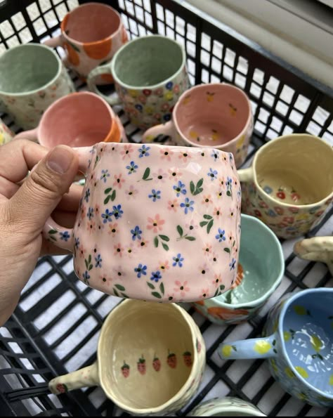 Ceramics Mugs, Ceramic Cafe, Diy Pottery Painting, Pottery Painting Designs, Pretty Mugs, Keramik Design, Painted Mugs, Pottery Crafts, Diy Pottery