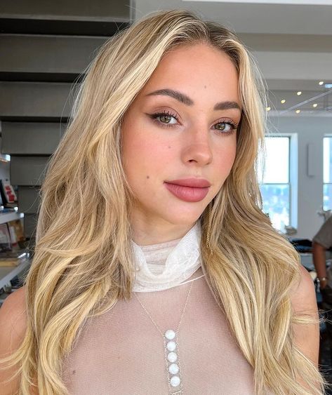 Charly Jordan, White Line, September 23, Blonde Women, Instagram Ideas, Beautiful People, Chelsea, Jordan, Blonde