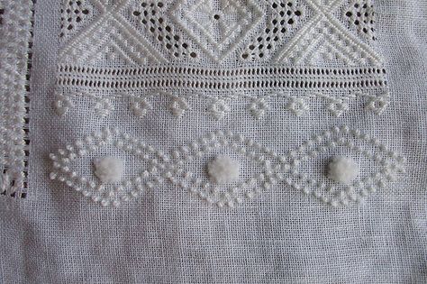 Candle Wicking Embroidery, Candle Wicking, Sashiko Tutorial, Candlewicking Embroidery, Romantic Embroidery, Fiber Crafts, Cutwork Embroidery, Types Of Embroidery, French Knots