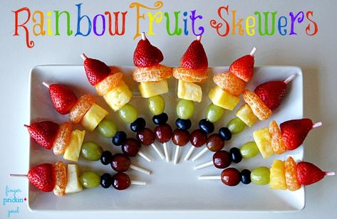 Rainbow Fruit Skewers, Fruit Appetizers, Appetizers For Kids, Fruit Skewers, Fruit Kabobs, Rainbow Fruit, Fruit Party, Party Dishes, Kids Party Food