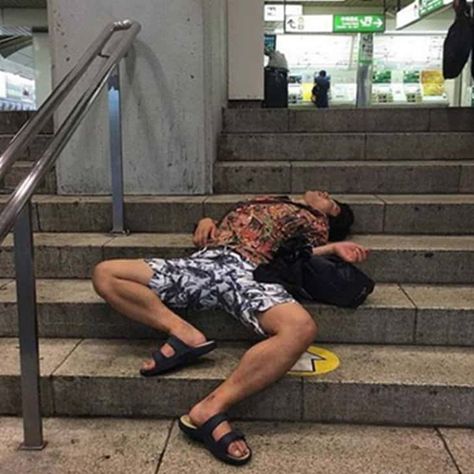 Insane Photographs Of Incredibly Drunk People In Public. - Page 13 of 31 - True Activist Sidewalk Aesthetic, Public Stairs, Sleeping People, People In Public, Drunk People, Sleep Funny, Falling Asleep, Typographic Poster, Lack Of Sleep