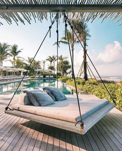 Daybed On Porch, Canoe Garden, Outdoor Swing Bed, Suspended Chair, Outdoor Hanging Chairs, Style Hacienda, Outdoor Hanging Chair, Hanging Daybed, Macrame Hanging Chair