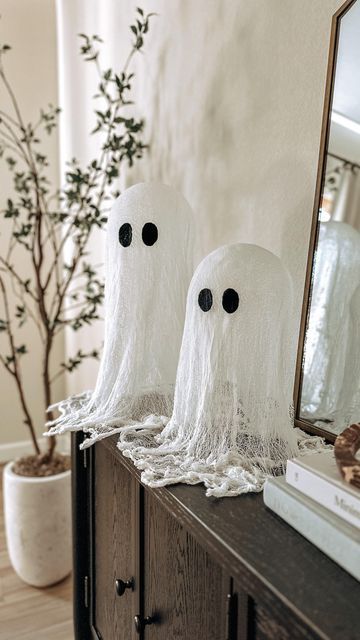 Diy Ghost Vase, Balloon Ghosts Diy, Ghost Tablescape, Cheese Cloth Ghost, Halloween Legends, Cheesecloth Ghost, Mod Podge Fabric, Fall Pumpkin Crafts, Happy Haunting