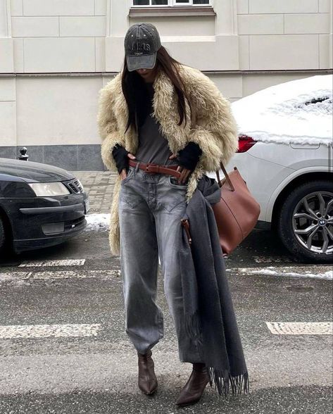 Europe Winter Fashion, Fur Coat Street Style, Style 2023, Looks Street Style, Outfit Trends, Street Style Winter, Coat Outfits, Mode Inspo, Mode Vintage