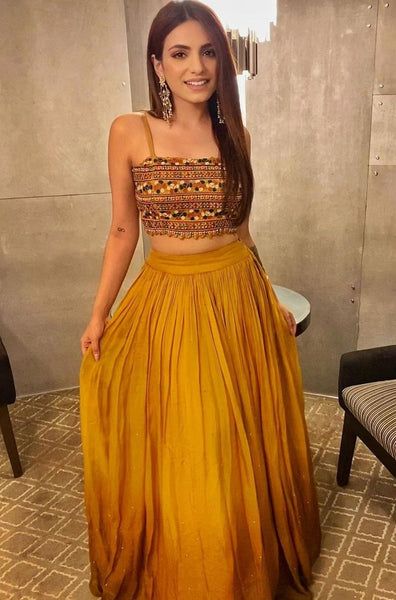 Mehndi Party Outfit Guest, Summer Lehnga Outfits, Cute Haldi Outfits, Haldi Siders Outfit, Indian Mehendi Outfits Sisters, Lehenga Designs For Haldi, Simple Haldi Outfit Ideas, Haldi Chaniya Choli, Haldi Simple Outfit