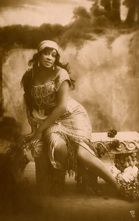 Saidie Sellyna - 1920's - Singer and actress in Russia - @~ Watsonette Idda Van Munster, Vintage Black Glamour, Black Hollywood, African Diaspora, Old Fashion, Silent Film, African American History, African American Women, Black American