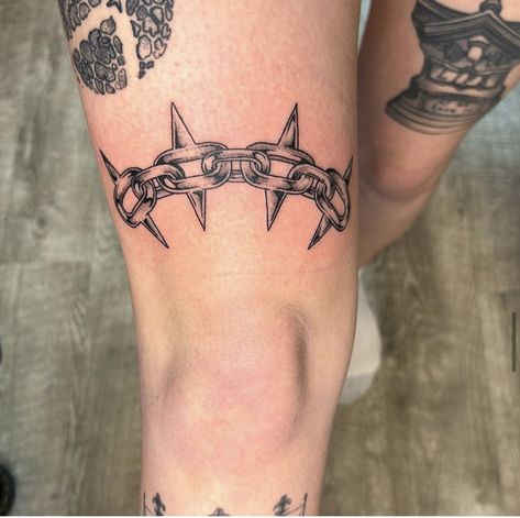 Spiked Ball Tattoo, Spiked Chain Tattoo, Knee Hinge Tattoo, Chain Knee Tattoo, Chain Tattoo Stencil, Cute Knee Tattoo, Above Knee Tattoo Men, Chain Link Tattoo, Tattoo Above Knee