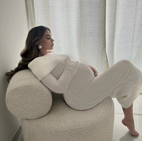 Holiday Maternity Photoshoot, Couch Maternity Photos, Hidden Pregnancy Outfit, 15 Weeks Pregnant Bump, Maternity Outfit Winter, Outfit Ideas For Pregnant Women, Classy Pregnancy Announcement, Winter Maternity Shoot, Hiding Pregnancy