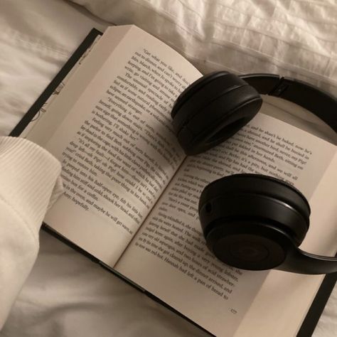 Book Girl Aesthetic, Foto Ideas Instagram, Book Girl, Book Aesthetic, Headphones, Music