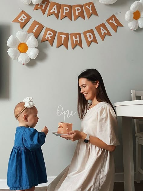 1st Birthday Party Photoshoot, 1 Birthday Photoshoot, One Year Old Picture Ideas, Baby 1st Birthday Photoshoot, One Year Birthday Photoshoot, 1 Year Birthday Photoshoot, Baby Birthday Photoshoot, Crafts For Preschoolers, 1st Birthday Girl Decorations