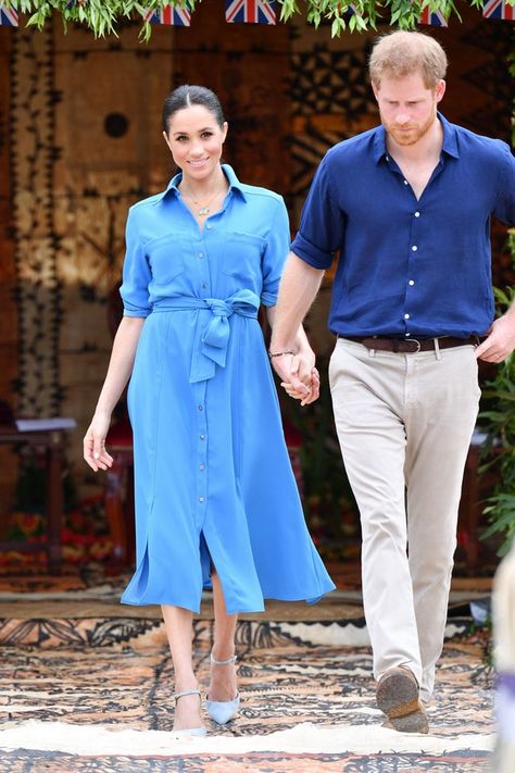 Meghan Markle’s Blue Shirt Dress Looked So Different On The Runway (it's Veronica Beard) Meghan Markle Outfits, Prinz Charles, Prins Harry, Princess Meghan, Prince Harry And Megan, Meghan Markle Prince Harry, Prinz Harry, Meghan Markle Style, Principe Harry