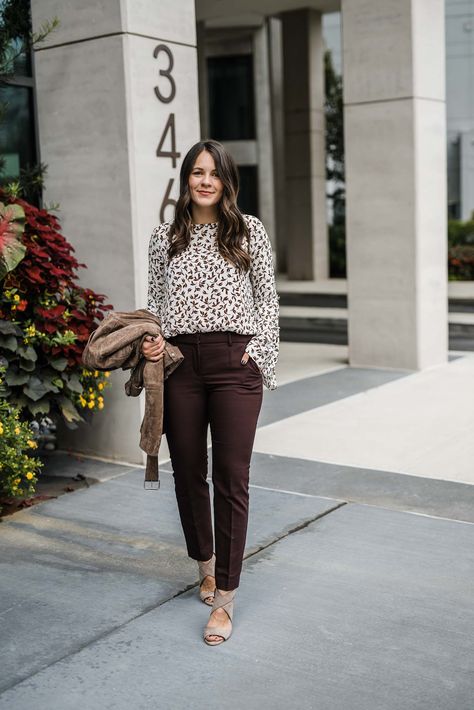 how to style work pants for fall, burgundy work pants, casual office outfit - My Style Vita Diner Outfits, Brown Pants Outfit, Fall Business Casual Outfits, Winter Mode Outfits, Business Casual Fall, Professional Work Outfit, Office Casual Outfit, Wear To Work Dress, Business Casual Outfits For Women