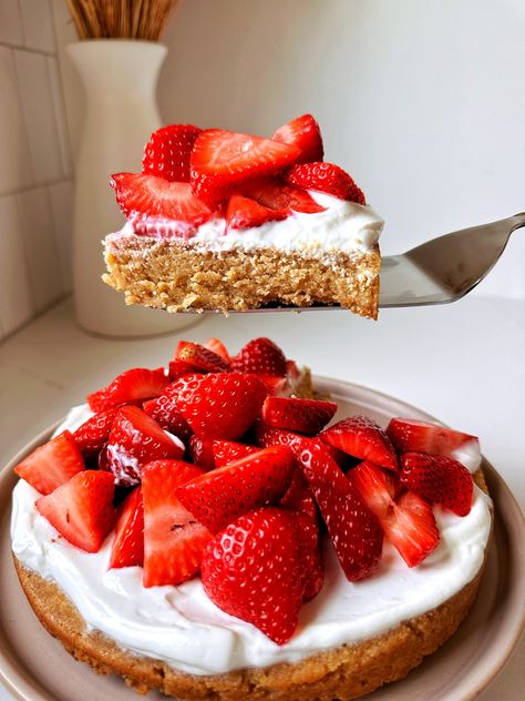 The BEST Healthy Strawberry Shortcake - rachLmansfield Easy Healthy Strawberry Shortcake, Almond Flour Strawberry Shortcake, Healthy Strawberry Cake Recipe, Healthy Fruit Crumble, Healthy Strawberry Desserts, Healthy Strawberry Cake, Rachel Mansfield, Healthy Strawberry Shortcake, Kids Desserts