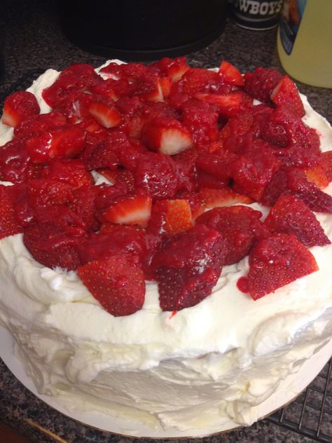 Strawberry Cake With Whipped Cream, Berry Yogurt Cake, Whipped Cream Cheese Icing, Strawberry Whipped Cream Cake, Strawberry Cream Cheese Icing, Sour Cream Icing, Whipped Cream Frosting Recipe, Cream Cheese Icing Recipe, Strawberry Sheet Cakes