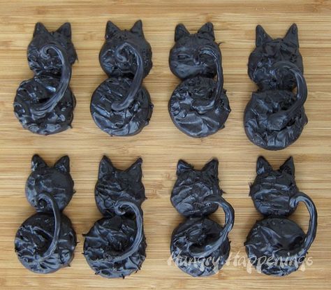 Chocolate Dipped Oreo Black Cats | HungryHappenings.com Paw Cupcakes, Black Cat Cookies, Oreo Cat, Chocolate Dipped Oreo, Oreo Cookies Dipped, Cat Balloons, Chocolate Dipped Cookies, Spooky Halloween Treats, Cat Cookies