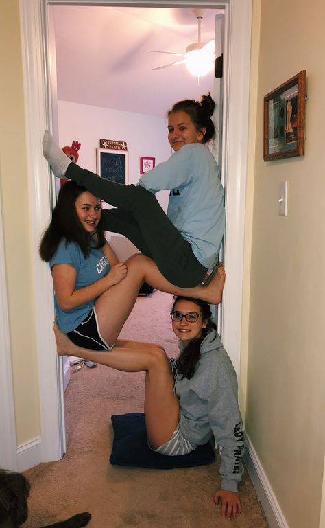 Cute Friend Poses, Foto Best Friend, Group Picture Poses, Photos Bff, Friendship Photoshoot, Best Friend Challenges, Funny Poses, Summer Picture Poses, Photo Recreation