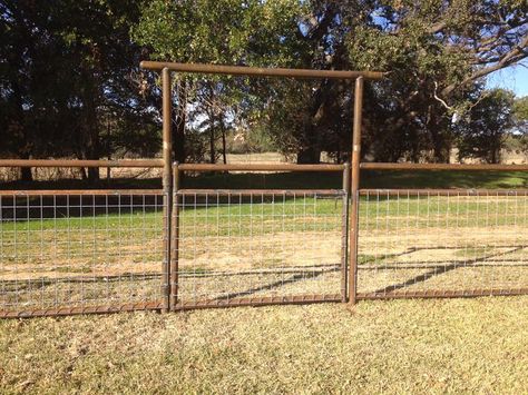 Welding Fence Ideas, Oil Pipe Fence, Pipe Fence Entrance, T Post Fence Ideas, Pipe Fence Ideas, Fence Building, Pipe Fence, Gabion Fence, Ranch Ideas