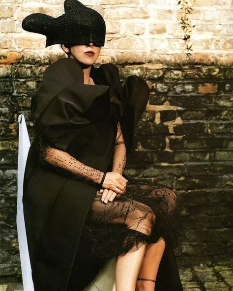 Remembering Isabella today ❤️ November 19th 1958 - May 7th 2007. #IsabellaBlow #PhilipTreacy #fashion 90s And 2000s Fashion, Isabella Blow, Katherine Elizabeth, Frocks And Gowns, Philip Treacy, Embellished Sweaters, Cardboard Furniture, Fashion Inspiration Design, Style Crush