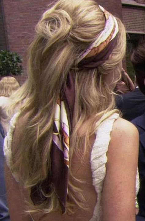 70s Hairstyles With Scarves, Retro Hair Scarf, 60s Scarf Hair, Messy Headband Hairstyles, Serena Van Der Woodsen Hair Scarf, Serena Vanderwoodsen Hairstyles, Serena Vdw Hair, 60s Hair Scarf, Twilly Scarf Hair