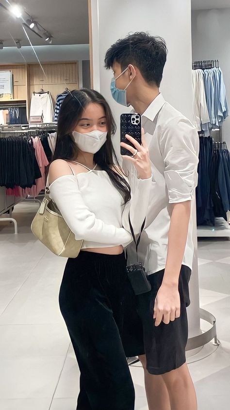 Couple Mall Photo Ideas, Matching Outfits For Couples Casual, Matching Couple Outfits Casual, Outfit Cowo, Couple Ootd, Ootd Couple, Simple Casual Outfits, Studio Poses, Couple Picture Poses