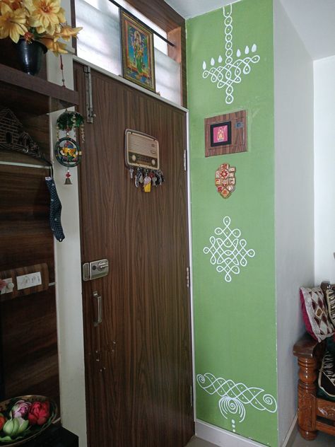 Wall Painting Ideas Indian Art, Rangoli On Wall, Kolam Wall Art, Kolam On Wall, Kolam Wall Decor, Indian Wall Painting Living Rooms, Traditional Wall Art Indian, Cool Wall Paintings, 3 Piece Wall Art Diy