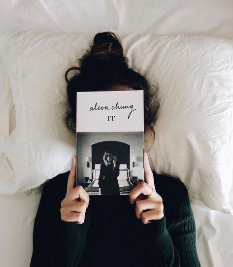 Book Photography Instagram, Self Photography, Bookstagram Inspiration, Faceless Portrait, Book Instagram, Inspiring Photography, Selfie Photography, Creative Portrait Photography, Foto Poses