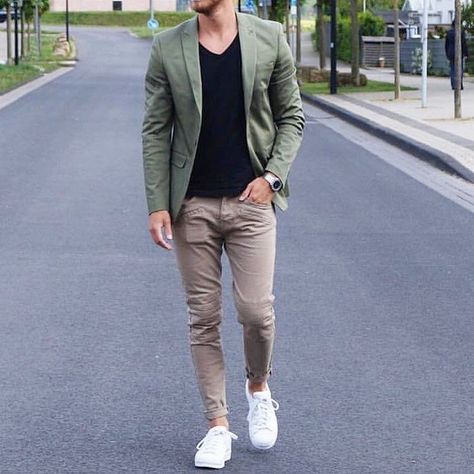 Best White Sneakers, White Sneakers Outfit, Blazer Outfits Men, Blazer For Boys, Mens Fashion Blazer, Mens Fashion Smart, Best Mens Fashion, Green Blazer, Fashion Suits For Men